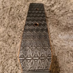 L'ÉLÉGANT PATERN RELIEF (IPÉ)