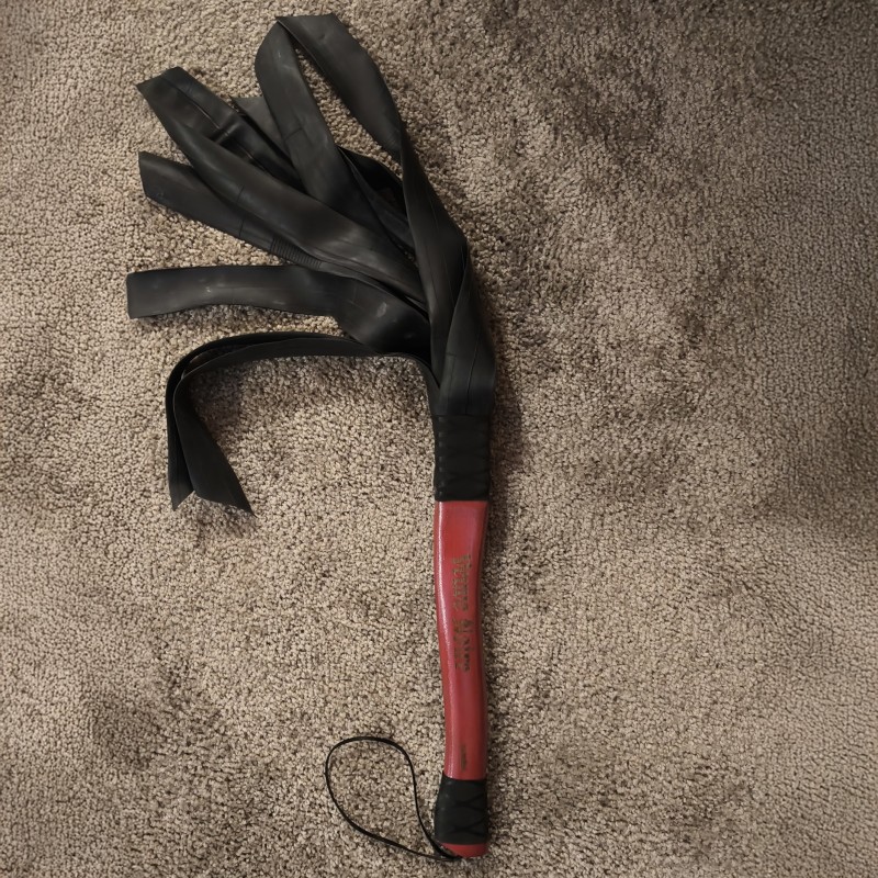 VEUVE NOIRE (FLOGGER CAOUTCHOUC ROUGE)