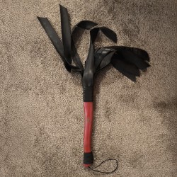 VEUVE NOIRE (FLOGGER CAOUTCHOUC ROUGE)