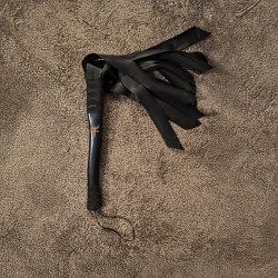 LUNATIKA (FLOGGER CAOUTCHOUC NOIR)