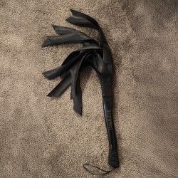 LUNATIKA (FLOGGER CAOUTCHOUC NOIR)