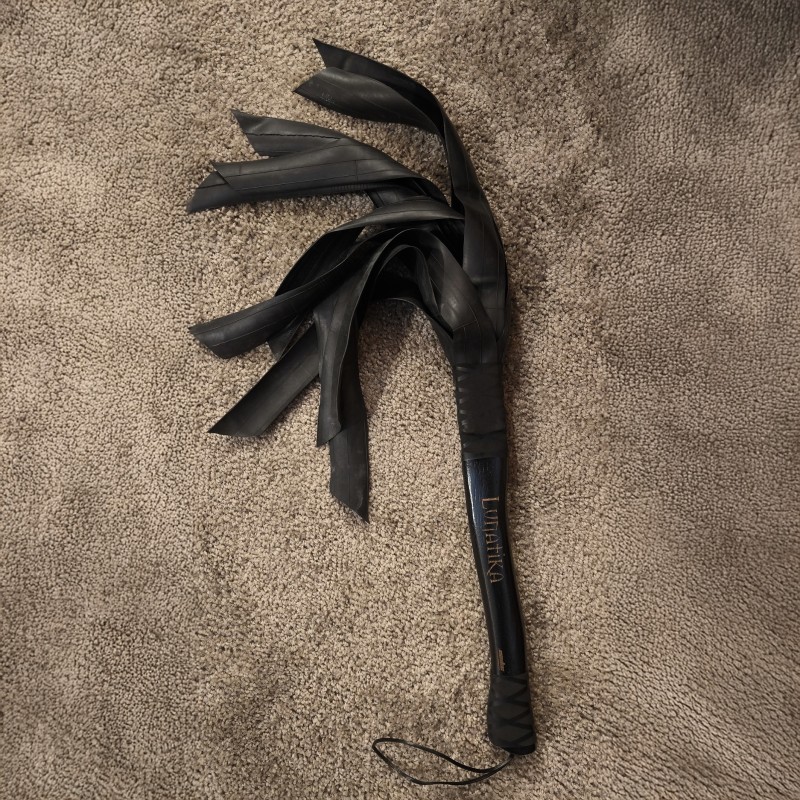 LUNATIKA (FLOGGER CAOUTCHOUC NOIR)