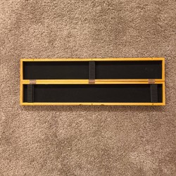 MISTRESS CAT BANGKOK & BOITE DE PRÉSENTATION (STANDARD À CLOUS FLUO)