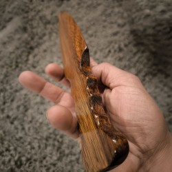 LE POIGNARD (MERBAU)