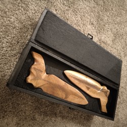 PAIRE LES SHARKS ET LEUR BOITE DE PRÉSENTATION (ACACIA)