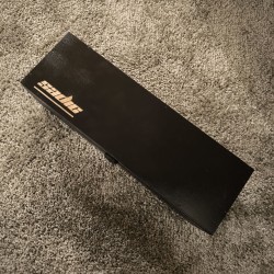 PAIRE LES SHARKS ET LEUR BOITE DE PRÉSENTATION (ACACIA)