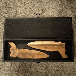 PAIRE LES SHARKS ET LEUR BOITE DE PRÉSENTATION (ACACIA)