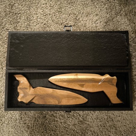 PAIRE LES SHARKS ET LEUR BOITE DE PRÉSENTATION (ACACIA)
